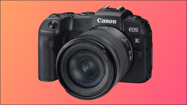 Canon EOS RP sobre fondo rosa