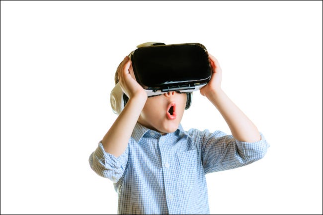 Niño pequeño con una expresión de sorpresa mientras usa un auricular VR.