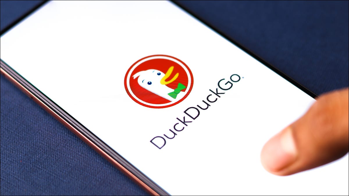 Pantalla de teléfono inteligente que muestra el logotipo de DuckDuckGo.