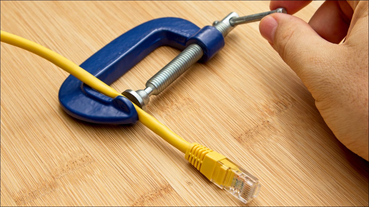 Un cable Ethernet con una abrazadera adjunta.