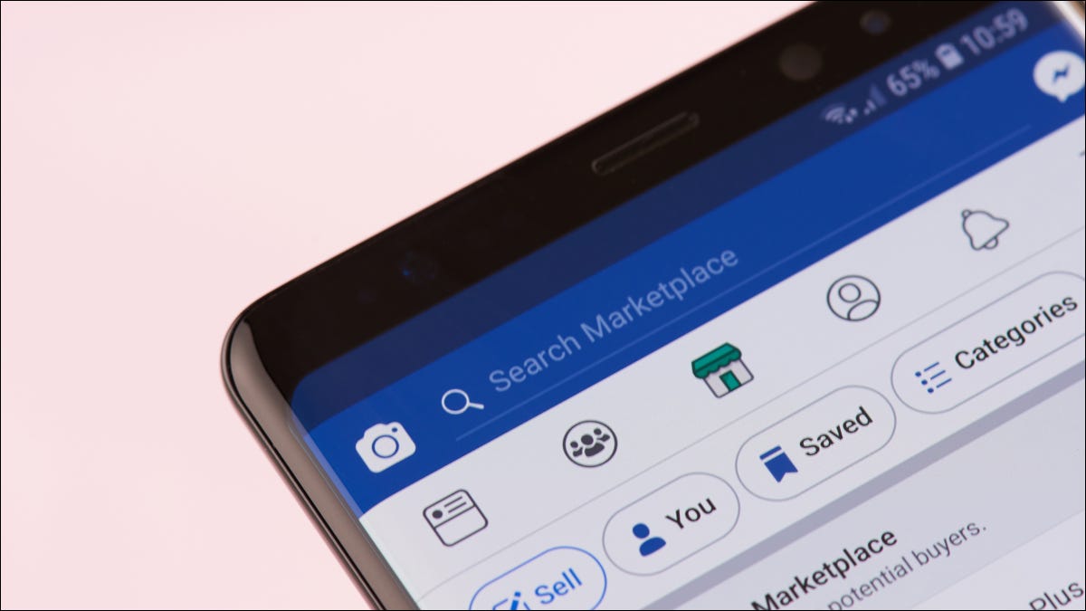Primer plano de Facebook Marketplace en la pantalla de un teléfono inteligente.