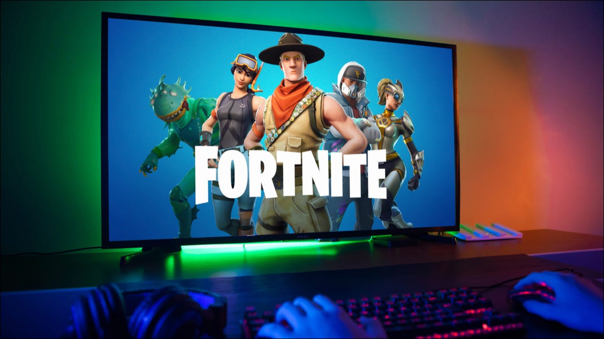 Logotipo de Fortnite en un monitor