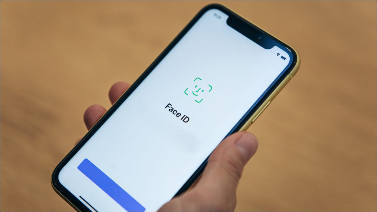 Un iPhone 11 que muestra la interfaz Face ID.