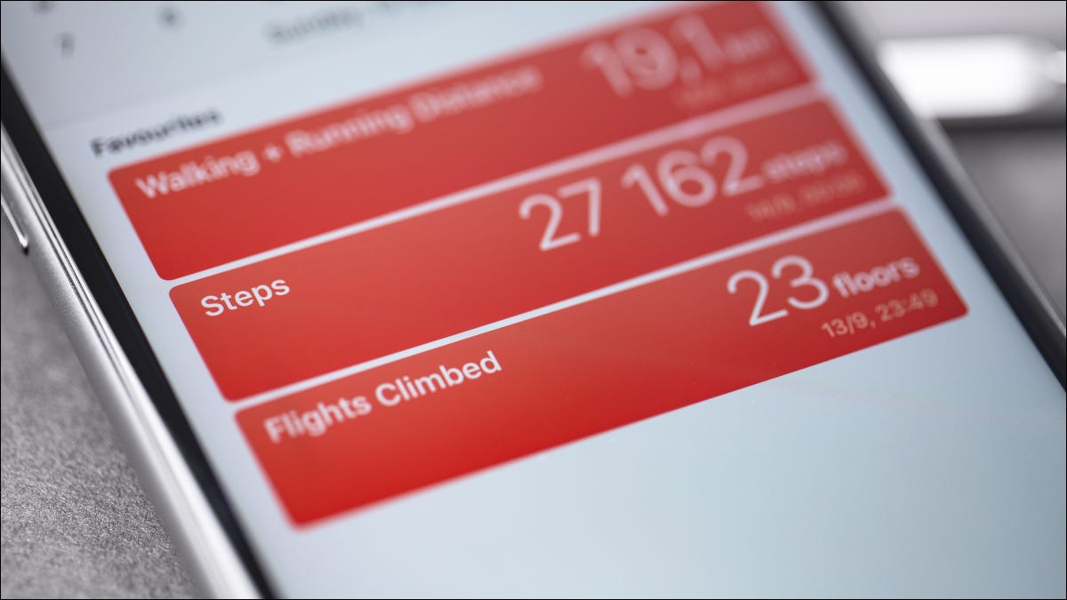 Primer plano de la pantalla de un iPhone que muestra un contador de pasos.