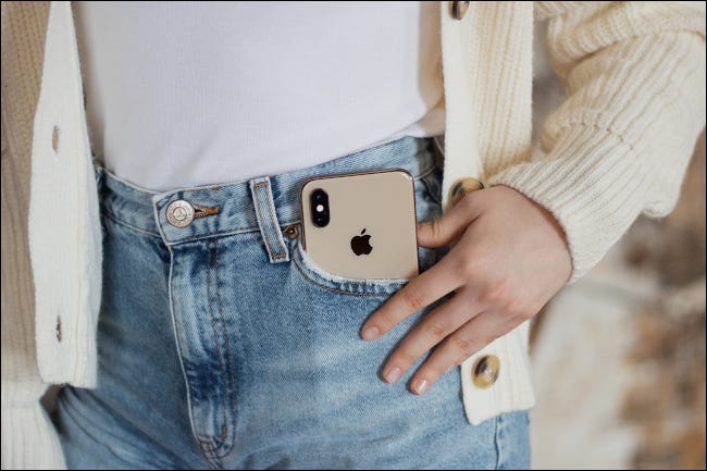 iPhone XS Gold en el bolsillo de los jeans de una niña