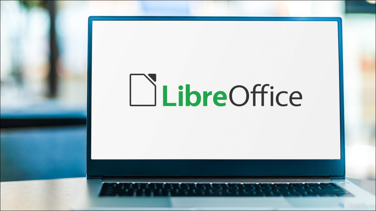 Pantalla de computadora portátil que muestra el logotipo de LibreOffice