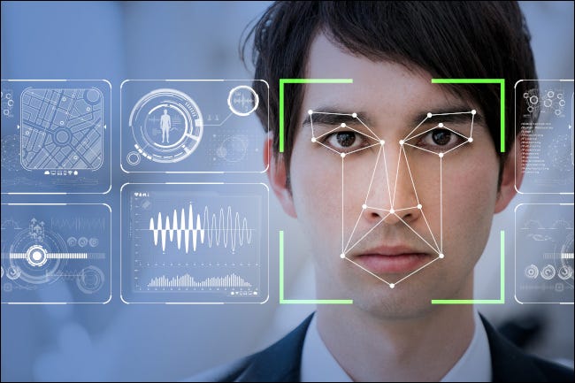 La cara del hombre bajo el sistema de reconocimiento facial
