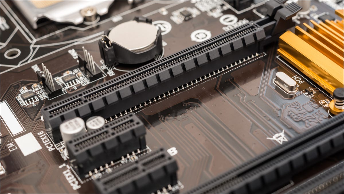 Primer plano de las ranuras PCI de la placa base