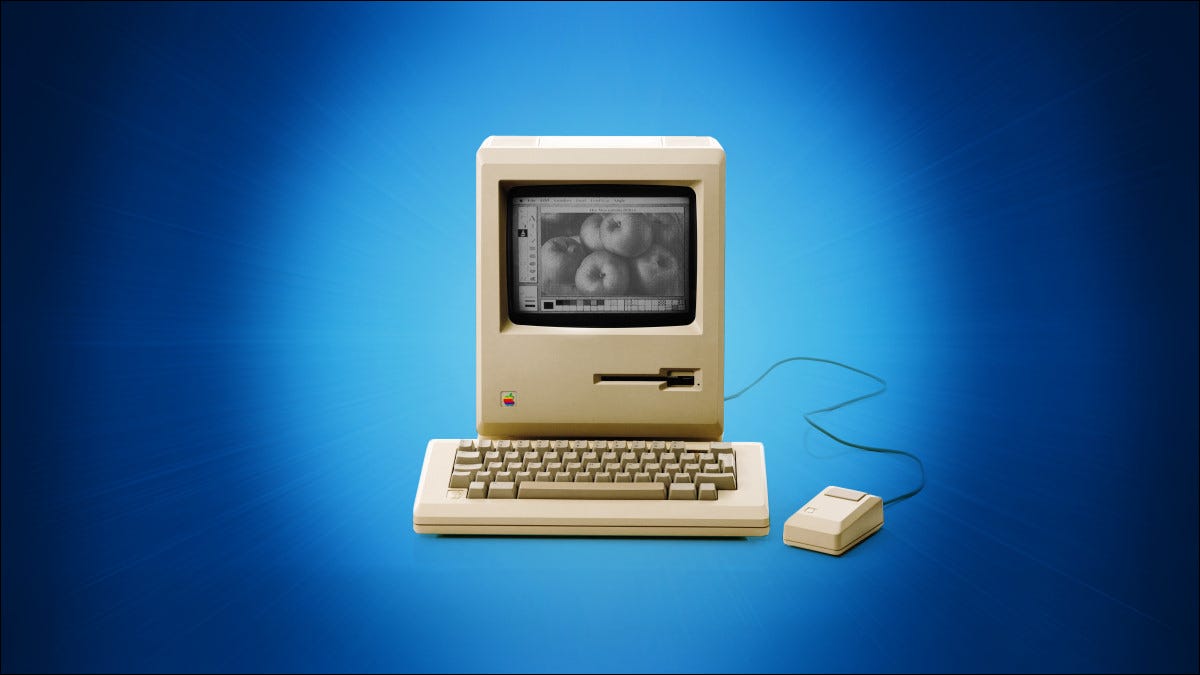 El Apple Macintosh original de 1984 sobre un fondo azul.