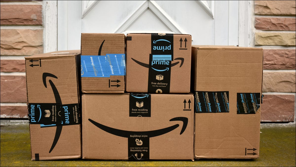 Una pila de cajas de Amazon