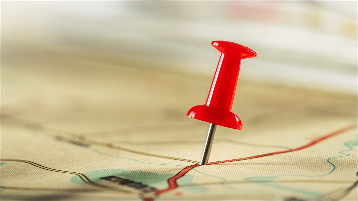 Una chincheta roja pegada a una ubicación en un mapa.