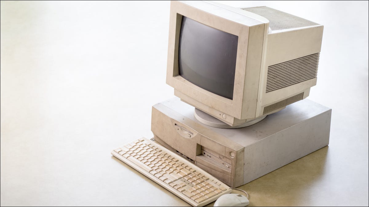 Una configuración de computadora antigua con un aspecto sucio y manchado.