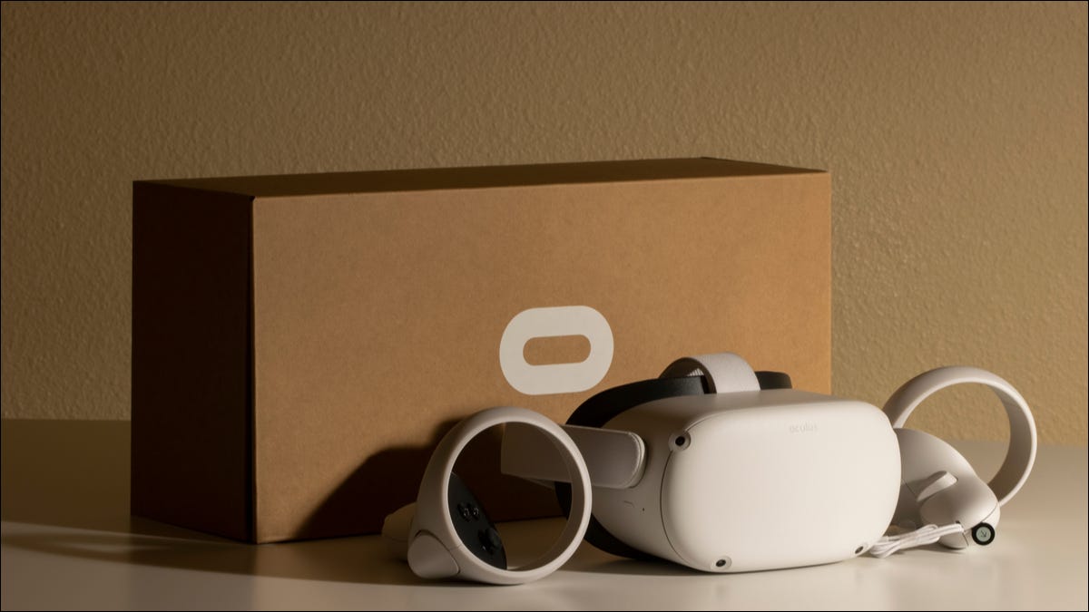 Un visor Oculus Quest 2 junto a su caja.