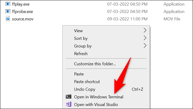 Haz clic derecho en cualquier lugar en blanco y selecciona "Abrir en Windows Terminal".