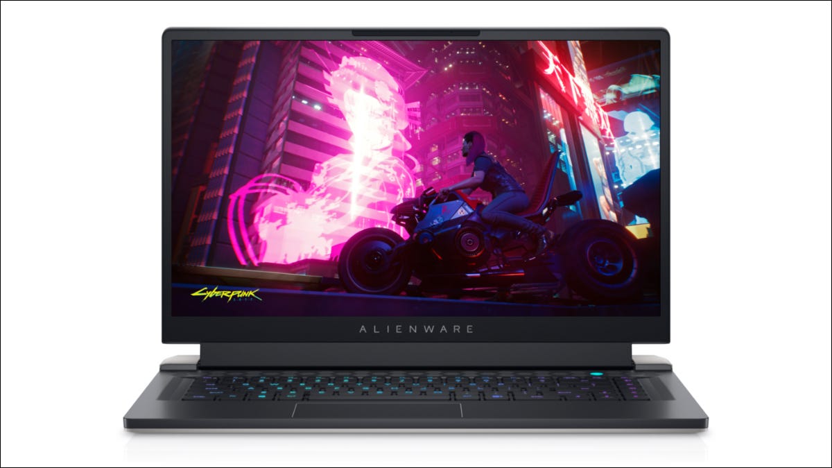 Laptop para juegos Alienware X15 R1 con Cyberpunk 2077 en la pantalla