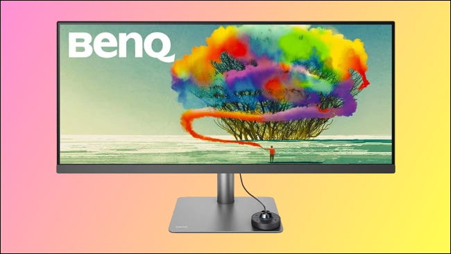 Monitor ultraancho BenQ con fondo rosa y amarillo
