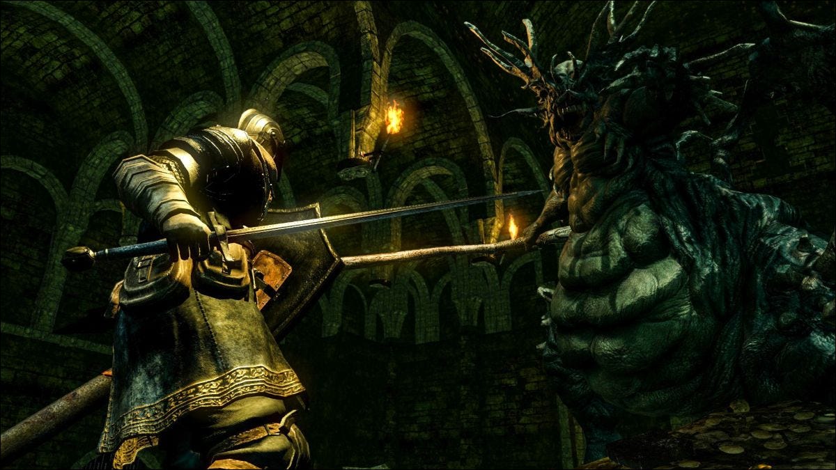 Jugador de Dark Souls luchando contra un enemigo.