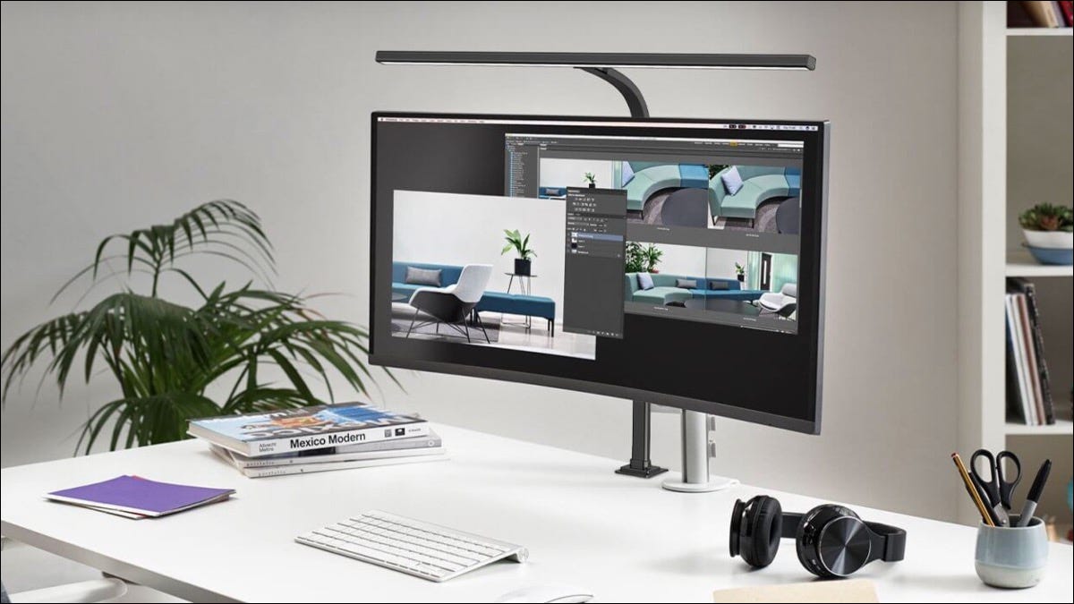 Lámpara de escritorio LED EppieBasic conectada a un monitor de PC ancho en un escritorio