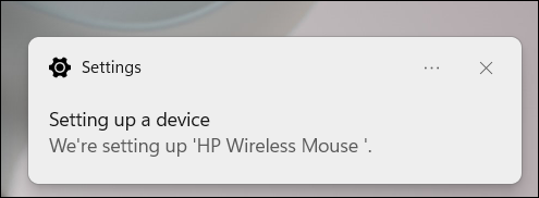 El mensaje emergente que le indica que el mouse se está conectando.