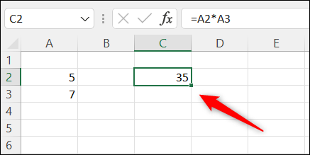 El producto de las dos celdas de entrada en la fórmula de multiplicación.