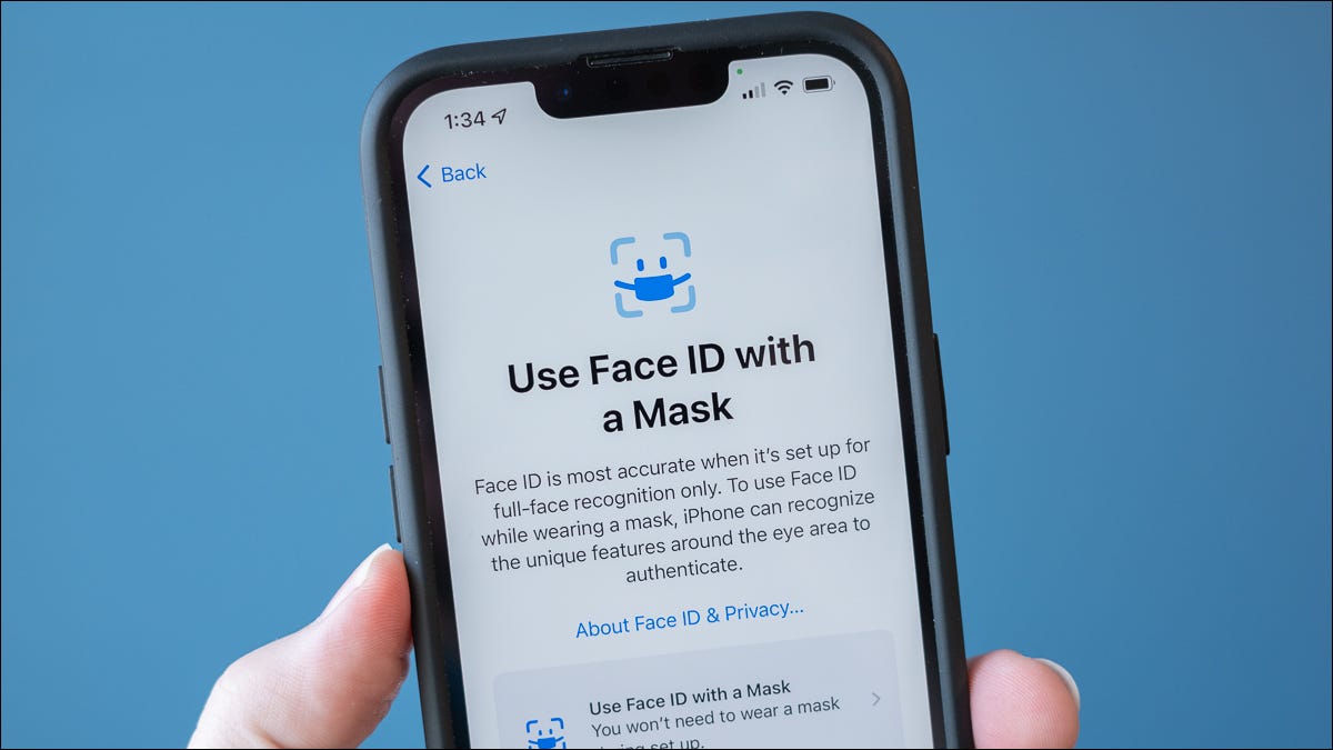 La pantalla "Usar Face ID con una máscara" en un iPhone.