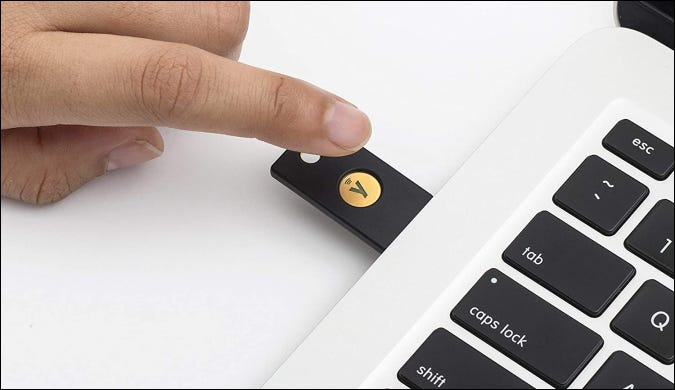 Persona que usa YubiKey en la computadora