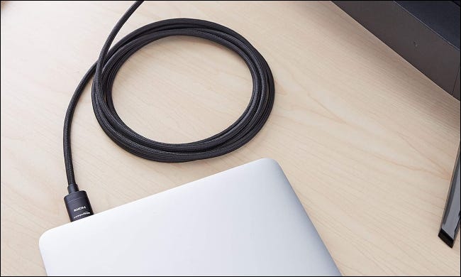 Amazon Basic Premium Cable conectado a la computadora portátil