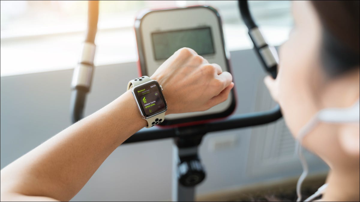 Apple Watch en el brazo de una mujer haciendo ejercicio en un gimnasio.