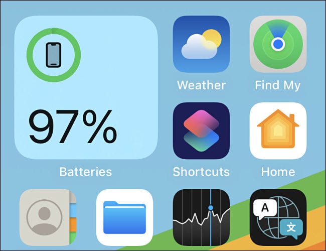 Un ejemplo del widget "Baterías" que muestra el porcentaje de batería del iPhone en la pantalla de inicio.