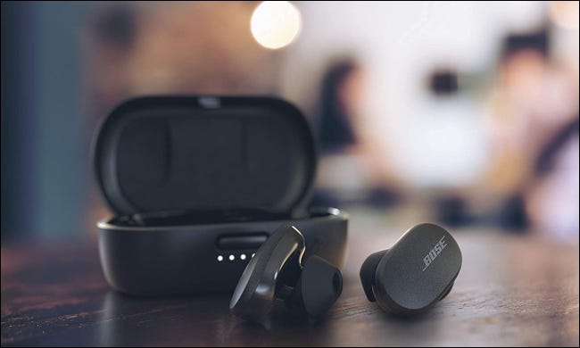 Auriculares Bose QuietComfort en la mesa