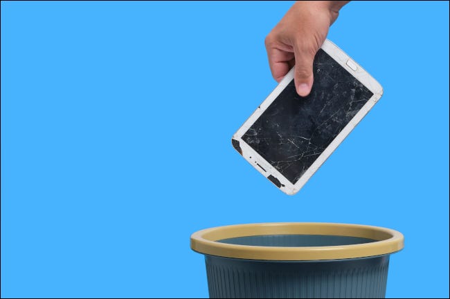 Tableta Android rota tirada en un basurero.