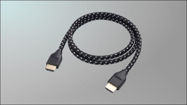 Cable Matters Cable HDMI sobre fondo gris