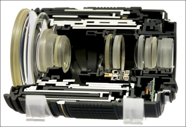 Un conjunto de lentes de cámara cortó el diámetro para exponer la anatomía.