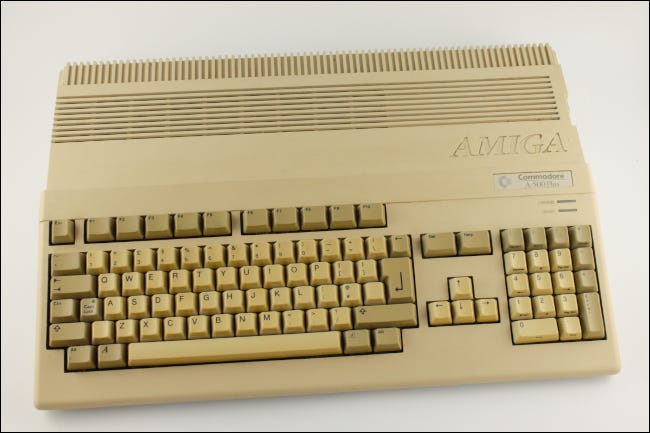 Un Commodore Amiga A500 vintage sobre un fondo blanco.