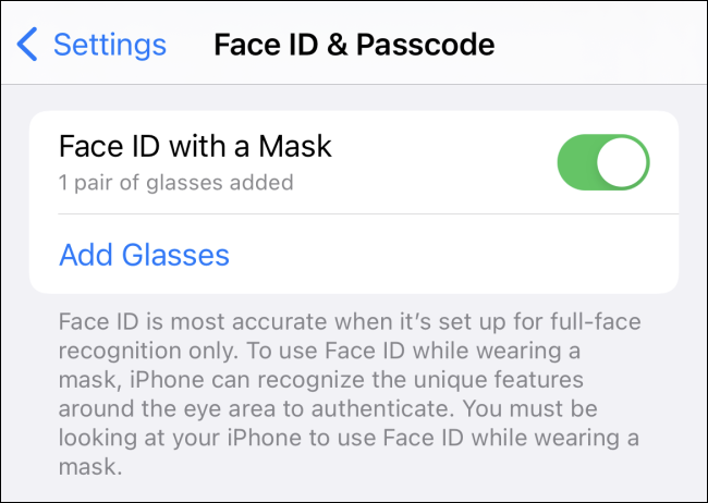 Una aplicación de configuración de iPhone que muestra Face ID con una máscara habilitada junto con un par de anteojos.