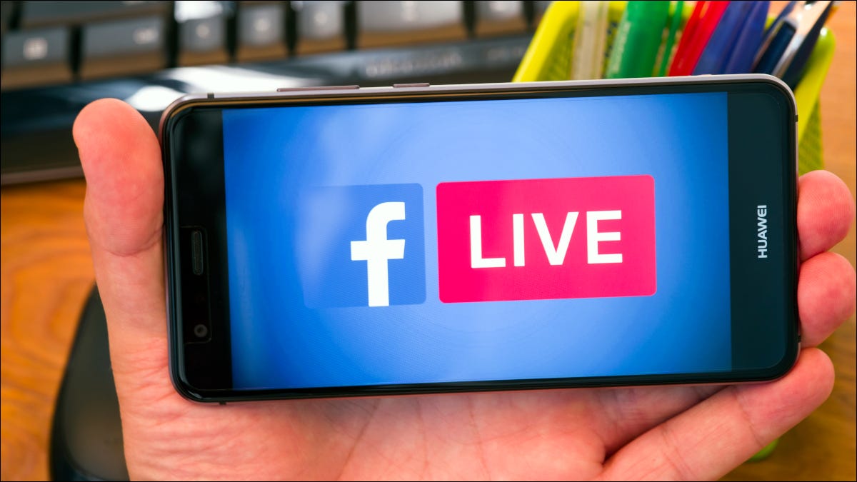 El logotipo de Facebook junto a la palabra "Live" en la pantalla de un teléfono inteligente.