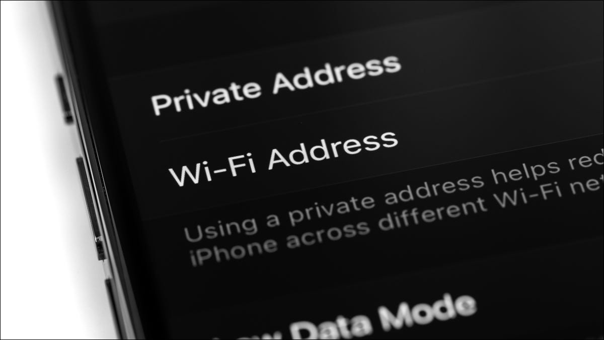 Primer plano de la pantalla de un iPhone con la frase "Dirección Wi-Fi" enfocada.