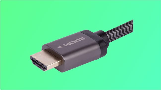 Cable HDMI Monoprice 8K sobre fondo verde