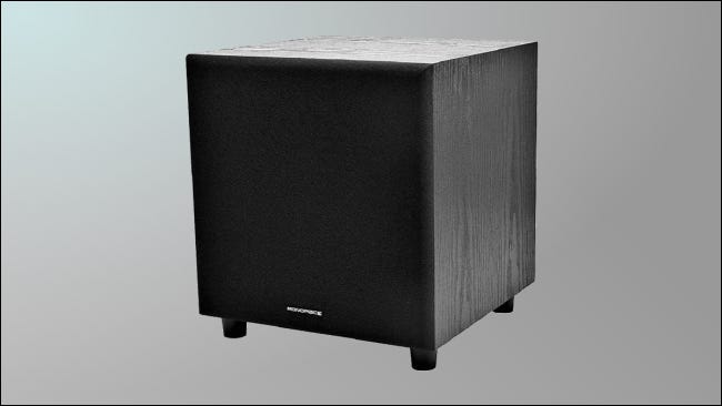 Subwoofer Monoprice sobre fondo gris