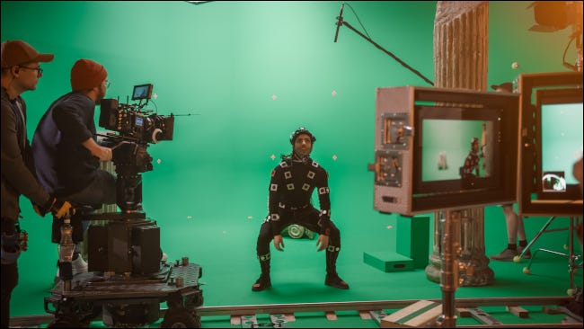 Una persona con un traje de captura de movimiento que se filma en un estudio de cine.