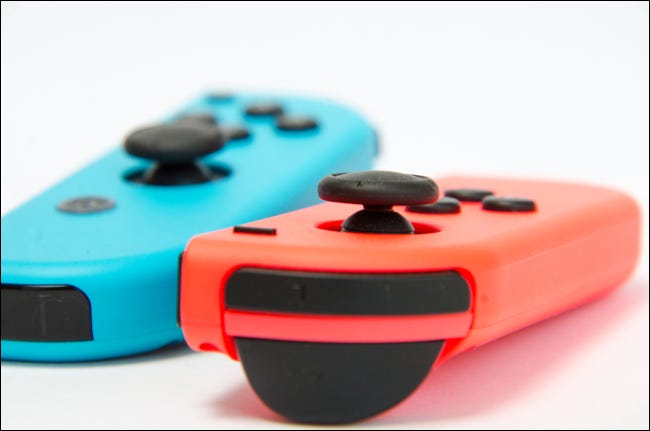 Primer plano de los controladores inalámbricos Nintendo Switch rojos y azules.