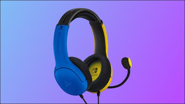 Auriculares para juegos PDP y fondo azul y morado