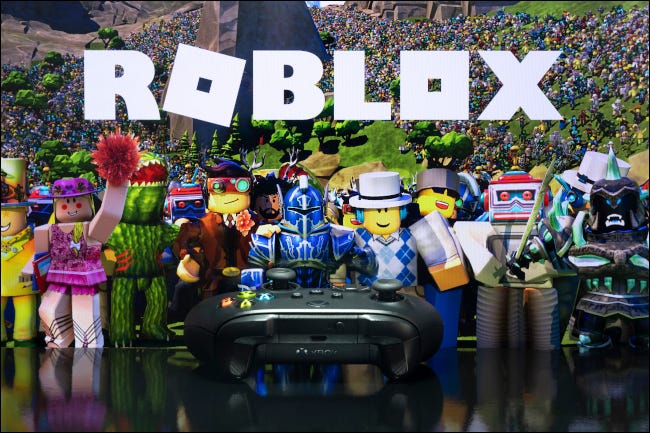 Arte promocional para el juego Roblox detrás de un controlador de Xbox.