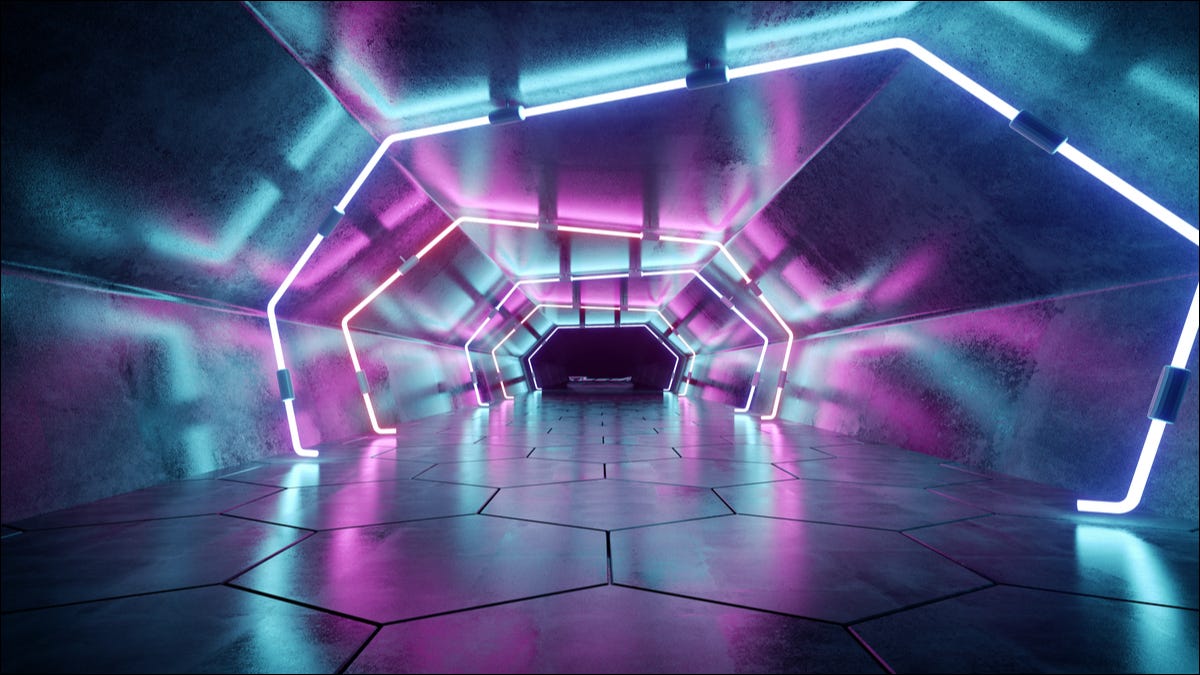 Un túnel de aspecto futurista con iluminación LED de colores.