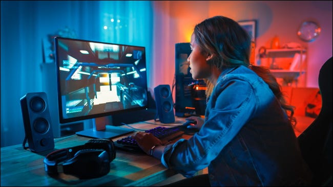 Una persona jugando un juego de PC.