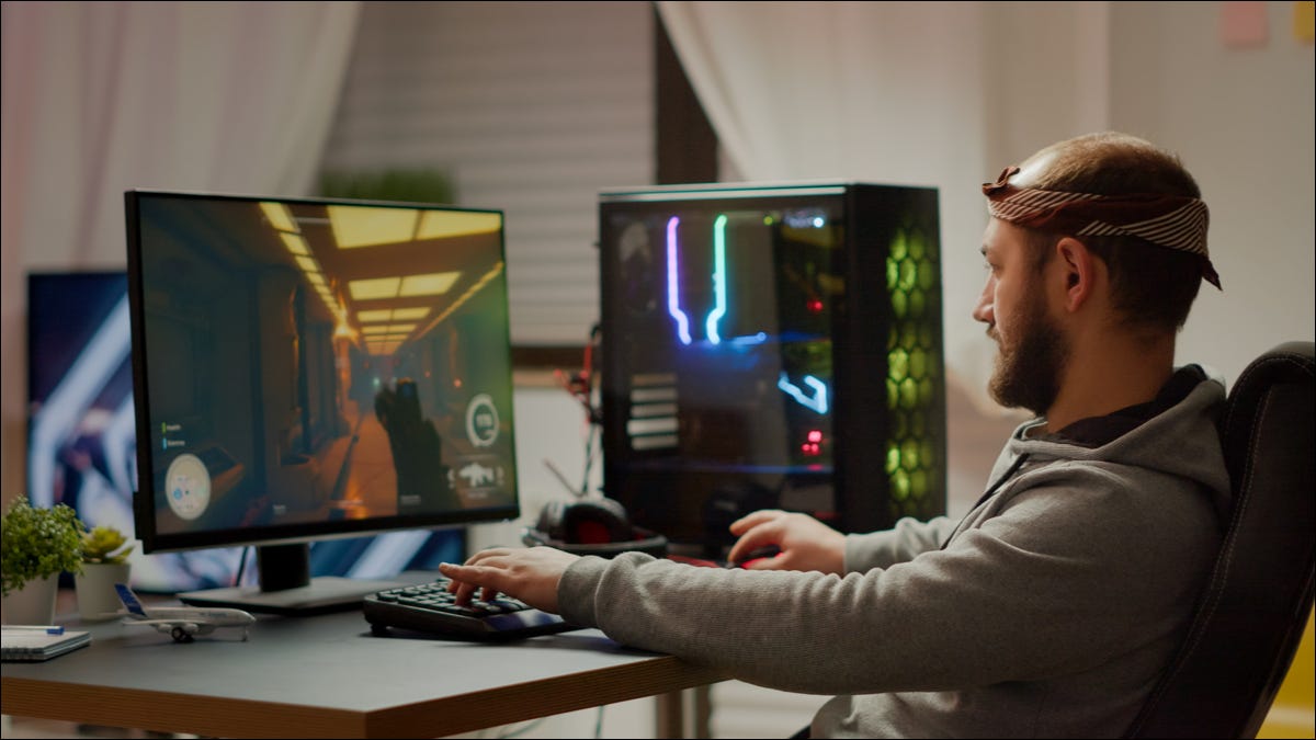 Una persona jugando en una PC.
