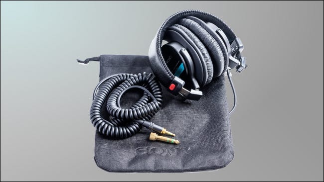 Auriculares Sony sobre fondo gris