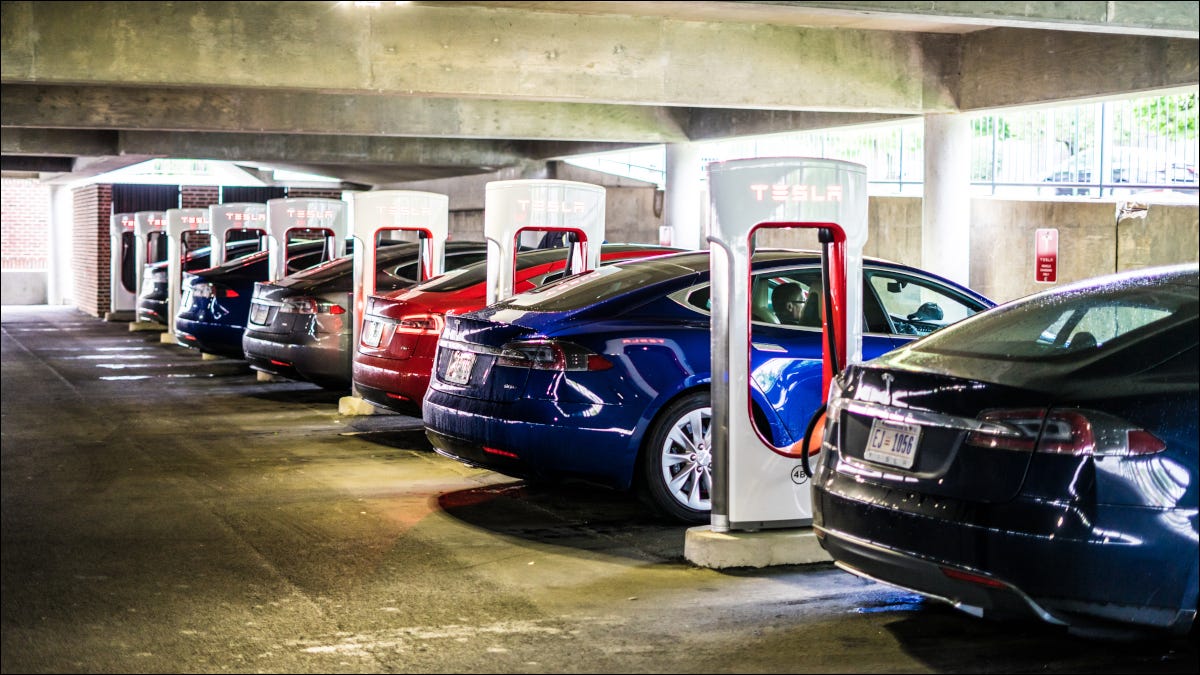 Varios autos eléctricos estacionados en las estaciones de carga de Tesla.