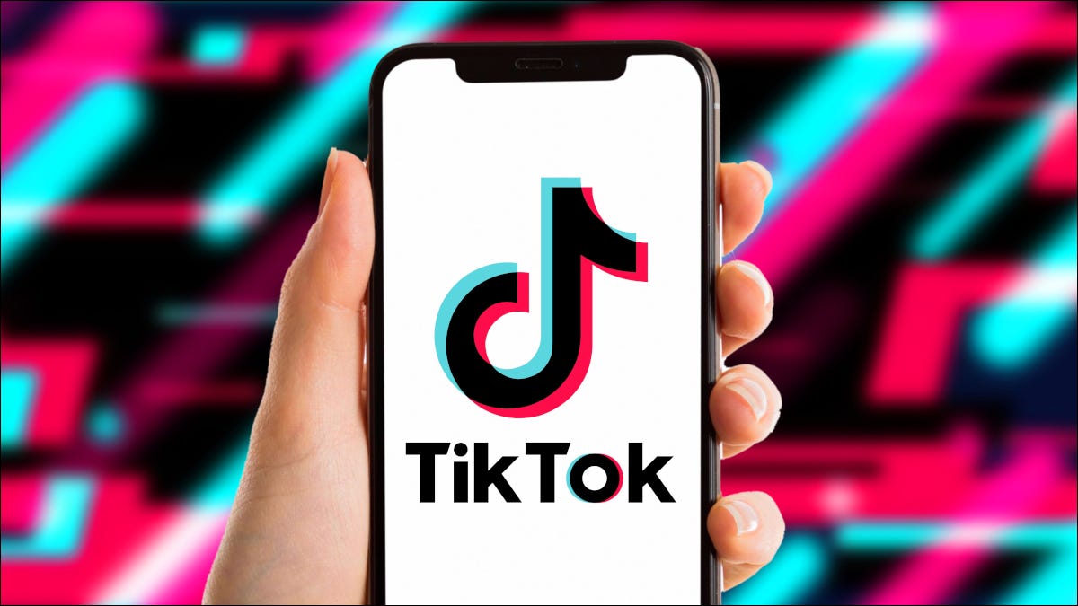 Una pantalla de teléfono inteligente que muestra el logotipo de la aplicación TikTok sobre un fondo multicolor.