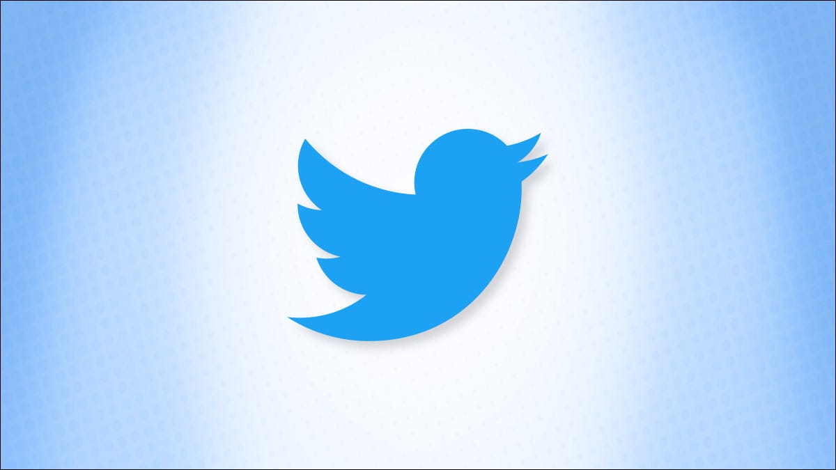 El logo de twitter sobre un fondo azul.